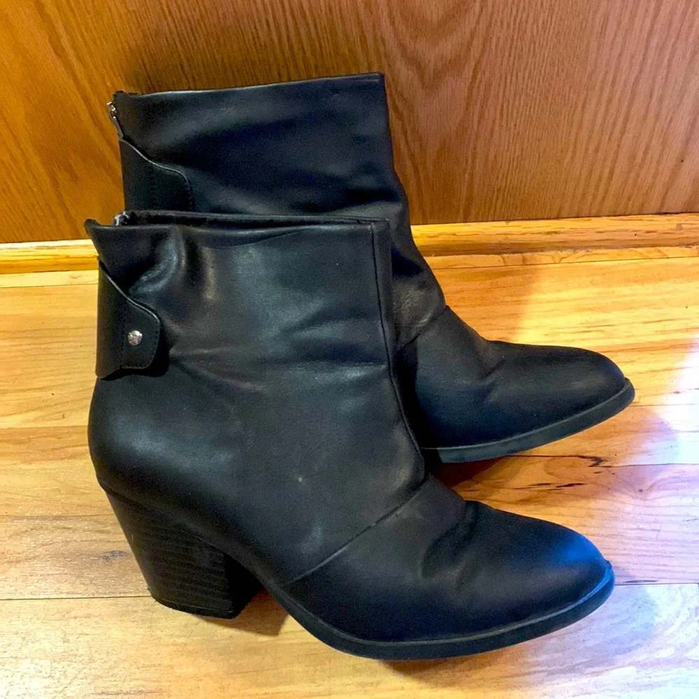 Simply Vera Wang Randie 8-1/2 ankle boots 3” black rear zip tab booties EUC